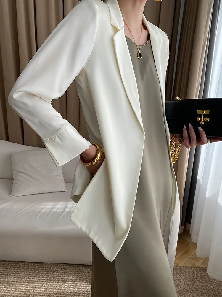 נשים לבן טמפרמנט גדול גודל בלייזר חדש דש שרוול ארוך מתאים רופף מעיל אופנה גאות באביב קיץ 2023 H345