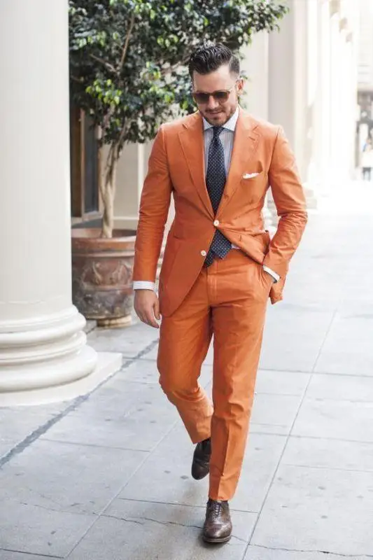 כתום דש שני כפתורים חליפות גברים Custome homme אופנה בלייזר גברים מגניב טוקסידו יפה (ז ' קט+מכנסיים+עניבה+מטפחות)